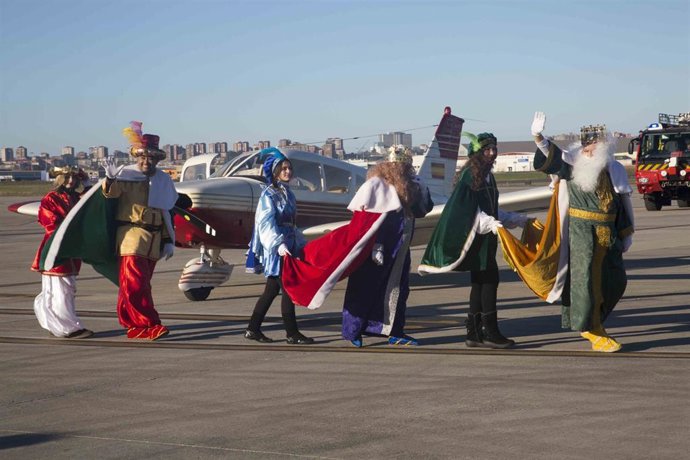 Archivo - Los Reyes Magos en el aeropuerto 'Seve Ballesteros-Santander'