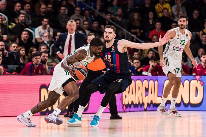 Dwayne Bacon of Panathinaikos Athens in action against Tomas Satoransky of FC Barcelona  during the Turkish Airlines EuroLeague match between FC Barcelona and Panathinaikos Athens  at Palau Blaugrana on December 16, 2022 in Barcelona, Spain.