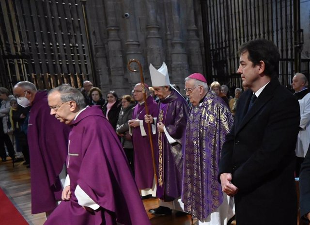 El presidente de la Junta de Castilla y León, Alfonso Fernández Mañueco, en la misa funeral por el papa Benedicto XVI en la Catedral de Salamanca.