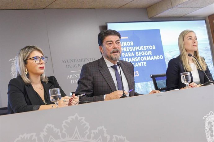 Archivo - El alcalde de Alicante, Luis Barcala, la vicealcaldesa, Mari Carmen Sánchez y la edil de Hacienda, Lidia López, en la presentación del borrador de los presupuestos de 2023
