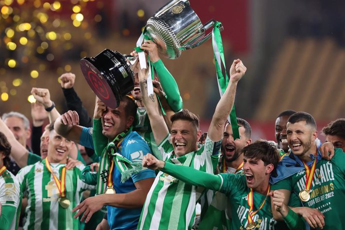 Archivo - Los jugadores del Real Betis levantan la Copa del Rey