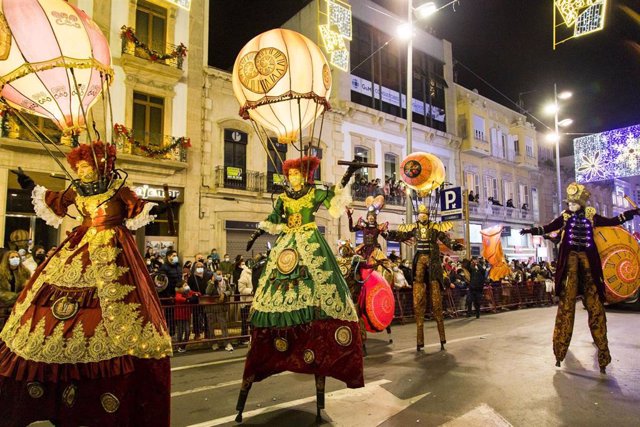 Archivo - Séquito de los Reyes Magos por las calles de Almería