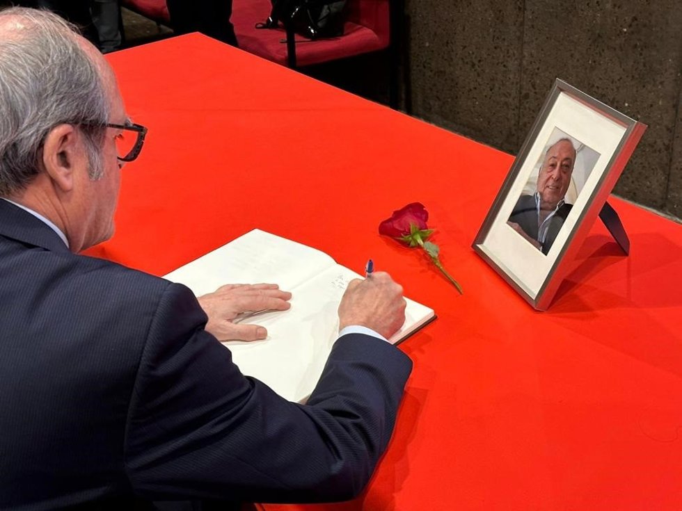 El Defensor del Pueblo asiste a la capilla ardiente del histórico líder de UGT Nicolás Redondo