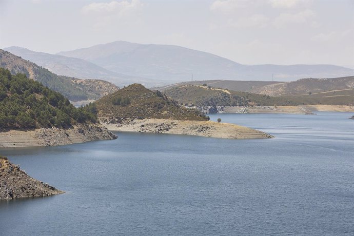 Archivo - Vista del embalse del Atazar en el Berrueco, a 11 de agosto de 2022, en El Berrueco, Madrid (España). Este embalse cuenta con 425,3 hm de capacidad, lo que representa el 46 % del volumen embalsado de la región de Madrid. Los embalses que gestio