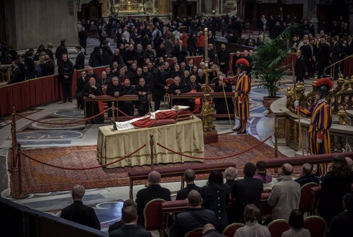 04 January 2023, Vatican, Vatican City: The body of the late Pope Benedict XVI is laid out in St. Peter's Basilica. Photo: Michael Kappeler/dpa