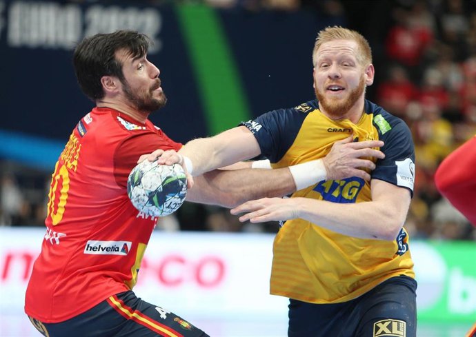 Archivo - Gedeón Guardiola durante el España-Suecia del Europeo 2022 de balonmano