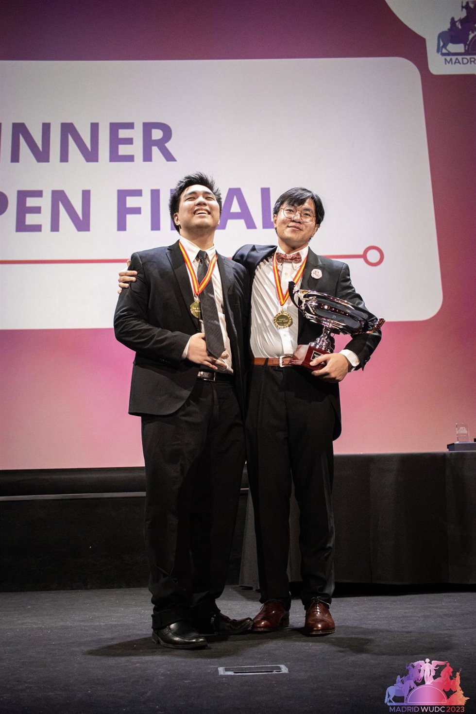 Los integrantes del equipo de debate e la Universidad Ateneo de Manila, ganadores de la 42 edición del torneo World Universities Debating Championship, celebrado en Madrid.