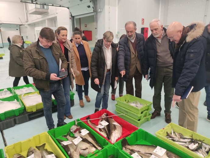 La Comisión de Pesca del PPdeG acompañada de la responsable de Pesca del partido, Rosa Quintana, y del alcalde de Ribeira (A Coruña), Manuel Ruiz, visita la lonja del municipio.
