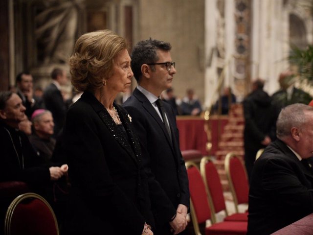 La Reina Sofía se despide de Benedicto XVI