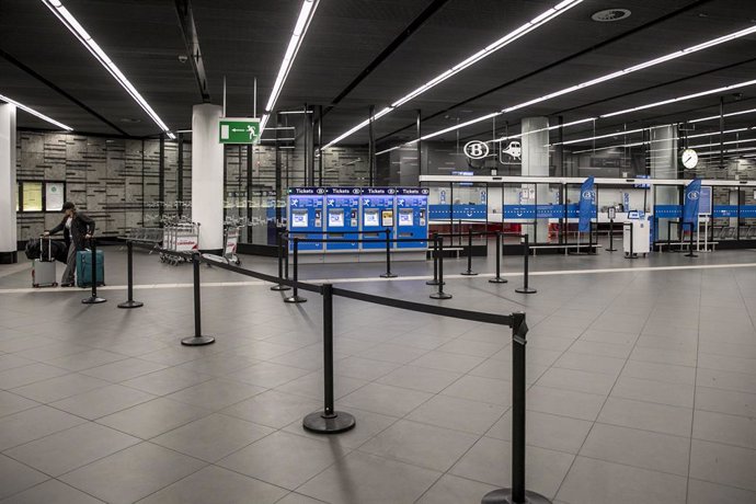 Archivo - 09 November 2022, Belgium, Brussels: A general view of the empty departure hall of Brussels Airport. Air travel, public transport and many other services are expected to be disrupted in Belgium on Wednesday after major trade unions called for 
