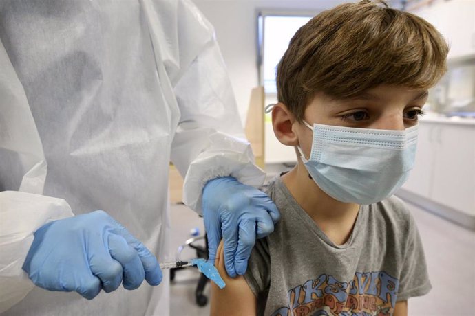 Archivo - Un niño recibe la primera dosis de la vacuna contra el Covid-19 en el centro de salud El Alisal, donde ha arrancado la campaña de vacunación a los menores de 5 a 12 años en Cantabria