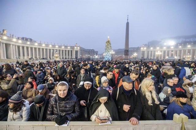 Fieles que van a asistir al funeral de Benedicto XVI en la plaza de San Pedro del Vaticano