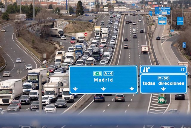 Tráfico fluido en el km 25 de la carretera A5, a 5 de enero de 2023, en Madrid (España). 
