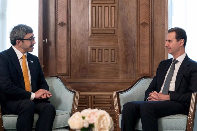 El presidente de Siria, Bashar al Assad (d), recibe en Damasco al ministro de Exteriores de Emiratos Árabes Unidos (EAU), Abdalá bin Zayed al Nahyan (i)