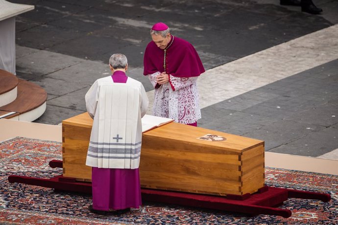 Arrenca el funeral per a Benet XVI a la Plaa de Sant Pere