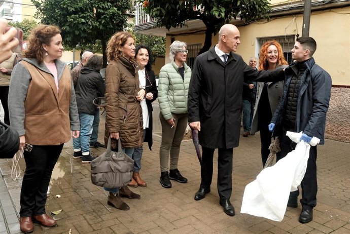 El alcalde, junto a la delegada del Dsitrito Macarena, conversa con vecinos de la barriada de Pío XII.