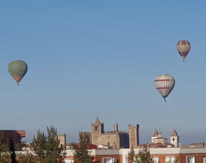 Los Reyes Magos surcando los cielos de Cáceres en tres globos