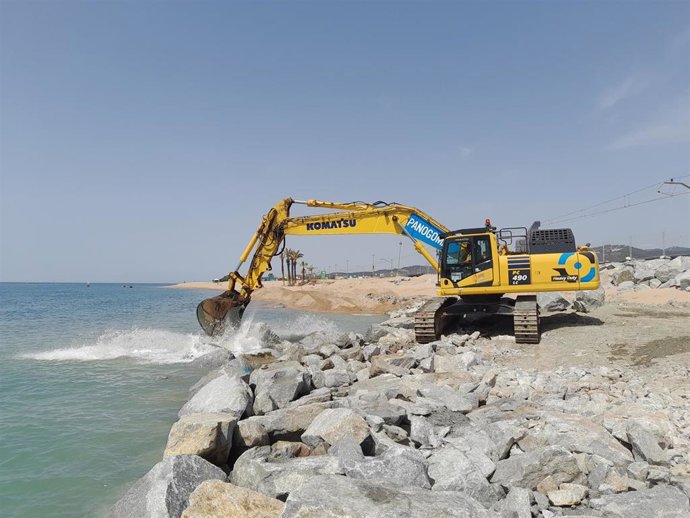 Colocación de la escollera en la vía de Santa Susanna (Barcelona)