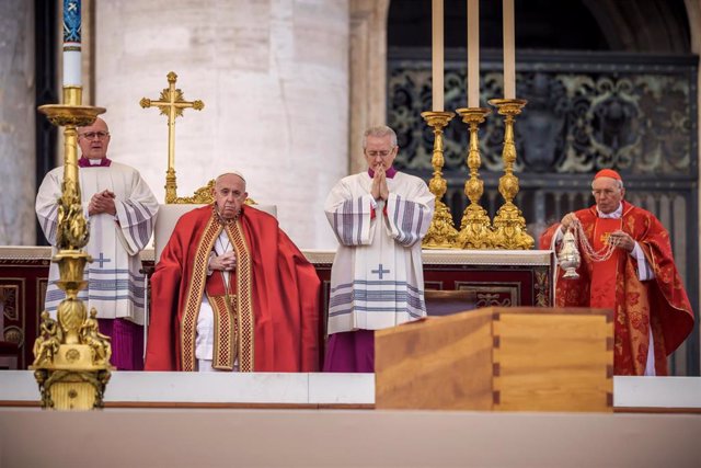 El Papa Francisco preside el funeral de Benedicto XVI