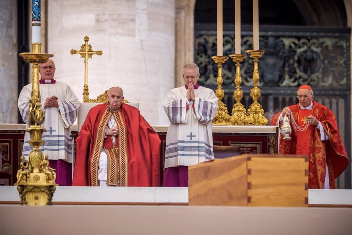 05 January 2023, Vatican, Vatican City: Pope Francis (2nd L) sits behind the coffin of the late Pope Emeritus Benedict XVI during the public funeral Mass for Pope Emeritus Benedict XVI in St. Peter's Square. Photo: Michael Kappeler/dpa
