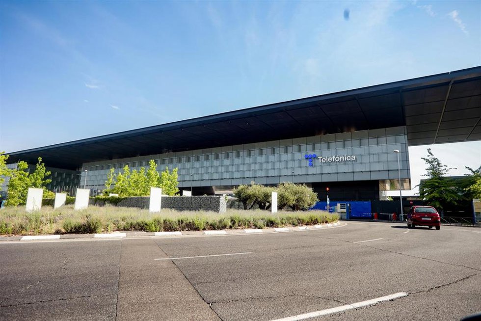 Archivo - Fachada de la sede de la multinacional española Telefónica, situada en la Ronda de la Comunicación, en el denominado Distrito Telefónica, a 22 de Julio de 2022, en el barrio de Las Tablas, Madrid, (España).