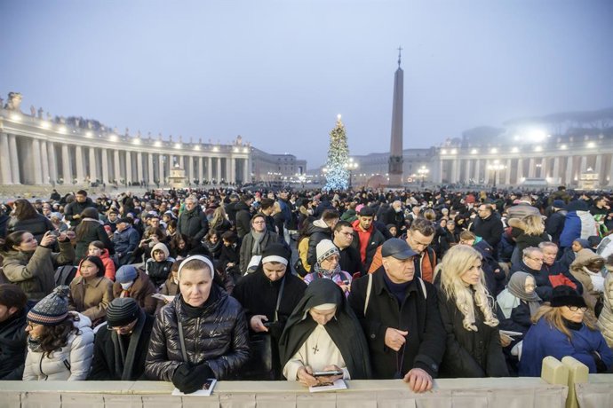 05 January 2023, Vatican, Vatican City: Faithful stand in St. Peter's Square early in the morning ahead of the public funeral Mass for the late Pope Emeritus Benedict XVI. Photo: Michael Kappeler/dpa