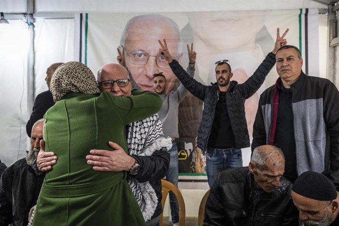 Karim Yunis, encarcelado durante 40 años en Israel por el asesinato de un militar israelí en 1980, es abrazado por una mujer tras su liberación