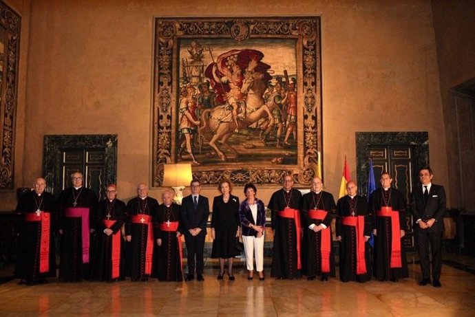 Su Majestad la Reina Doña Sofía junto a las autoridades religiosas en la Embajada de España ante la Santa Sede