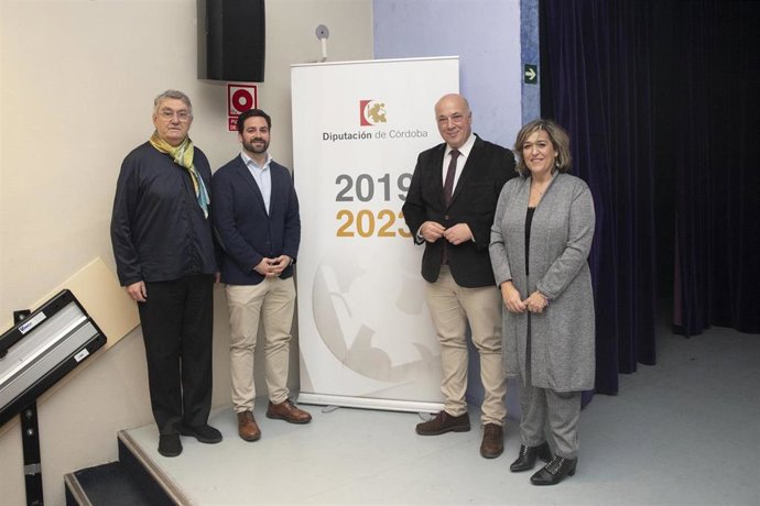 El presidente de la Diputación de Córdoba, Antonio Ruiz (segundo por la dcha.), tras la firma de los convenios.