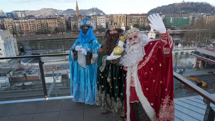 Los Reyes Magos a su llegada a San Sebastian, donde han saludado a los niños donostiarras desde el Kursaal