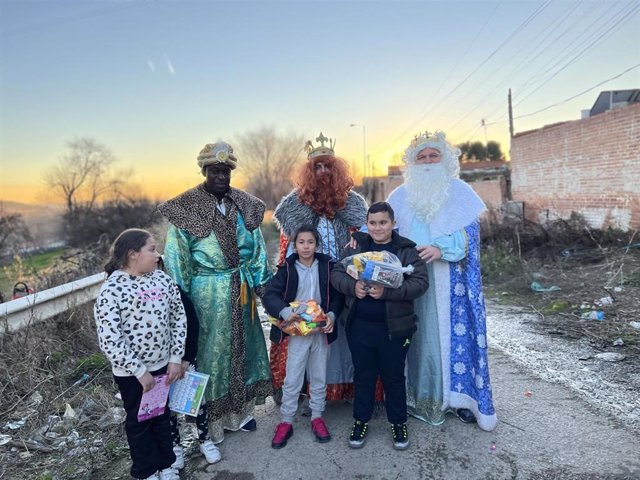 Los Reyes Magos de Fundación Madrina reparten regalos entre más de 250 niños de la Cañada Real (Madrid)