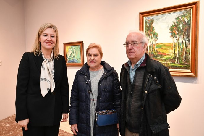 Imagen de la presidenta de las Juntas, Ana Otadui, junto a los donantes Alberto Ipiña y Begoña Bidaurrazaga.