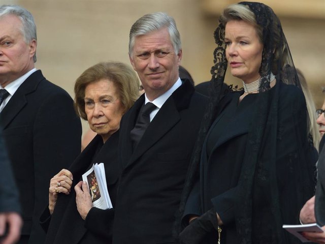 La Reina Sofía, los reyes de Bélgica, Felipe y Matilda en el funeral del pontífice emérito, Benedicto XVI, en la basílica de San Pedro