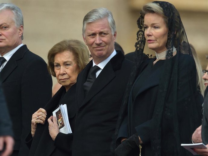 La Reina Sofía, los reyes de Bélgica, Felipe y Matilda en el funeral del pontífice emérito, Benedicto XVI, en la basílica de San Pedro