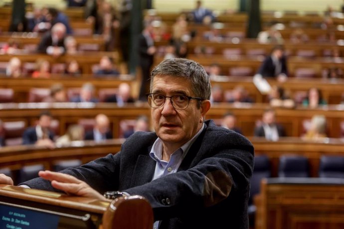 El portavoz del PSOE en el Congreso, Patxi López, durante la sesión plenaria en el Congreso de los Diputados, a 22 de diciembre de 2022, en Madrid (España).