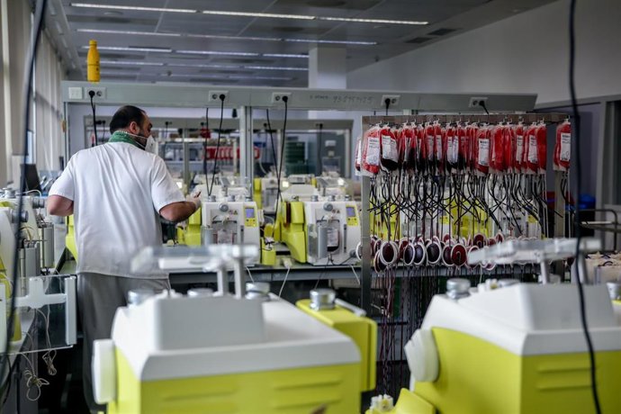 Archivo - Bolsas de sangre en el laboratorio del centro de Transfusión de Valdebernardo, a 8 de enero de 2022, en Madrid (España)