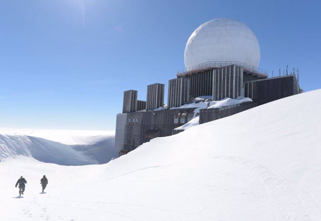 Un radar abandonado de los 60 instalados durante la Guerra Fría como parte de un sistema de alerta temprana que se extendía por el extremo norte de Alaska, Canadá y Groenlandia.