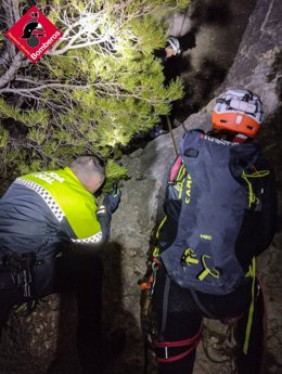 Rescatan a dos escaladoras atrapadas a 90 metros del suelo por la noche en una montaña de Calp