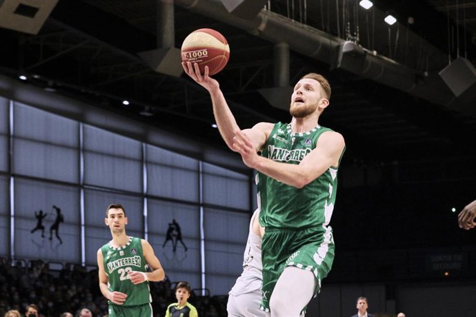 Archivo - Luke Fischer intenta una canasta con el Naterre francés