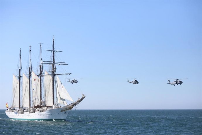 Archivo - El buque escuela 'Elcano' navegando en aguas de la provincia de Cádiz. Archivo