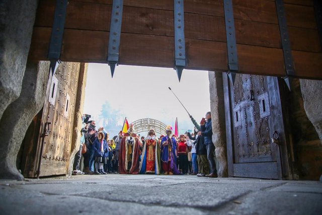 La alcaldesa de Toledo, Milagros Tolón, ha recibido esta mañana en la plaza del Ayuntamiento a Sus Majestades los Reyes Magos de Oriente que han llegado a la capital regional por el torreón del Puente de Alcántara.