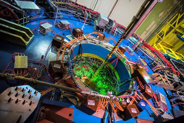 El detector STAR, del tamaño de una casa, situado en el Colisionador Relativista de Iones Pesados (RHIC) actúa como una gigantesca cámara digital en 3D para rastrear las partículas que emergen de las colisiones de partículas en el centro del detector.