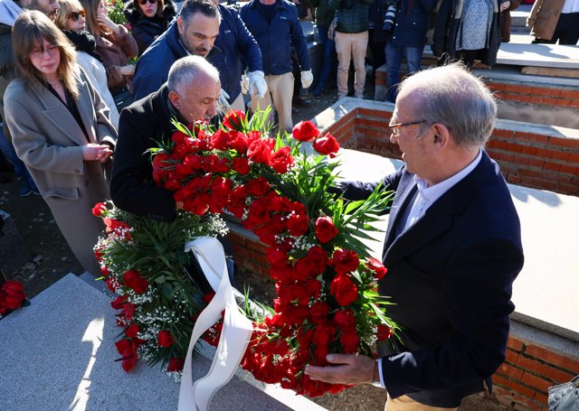 El secretario general de UGT, Pepe Álvarez (2i), coloca una ofrenda en el ataúd del líder de UGT Nicolás Redondo en el Cementerio Civil de Madrid en La Almudena, a 5 de enero de 2023, en Madrid (España).