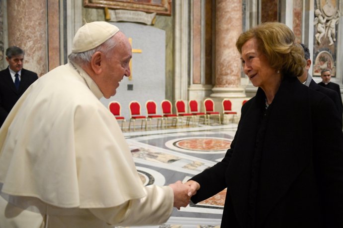 La Reina Sofía saludando al Papa Francisco.
