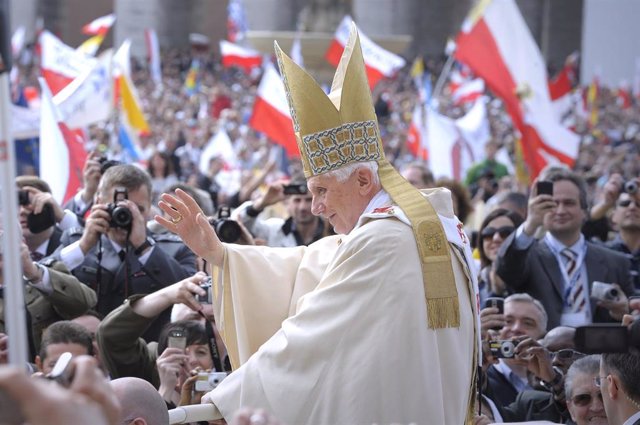 El Papa Benedicto XVI duranre la beatificación de Juan Pablo II