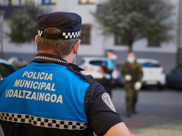 Archivo - Un agente de Policia Municipal