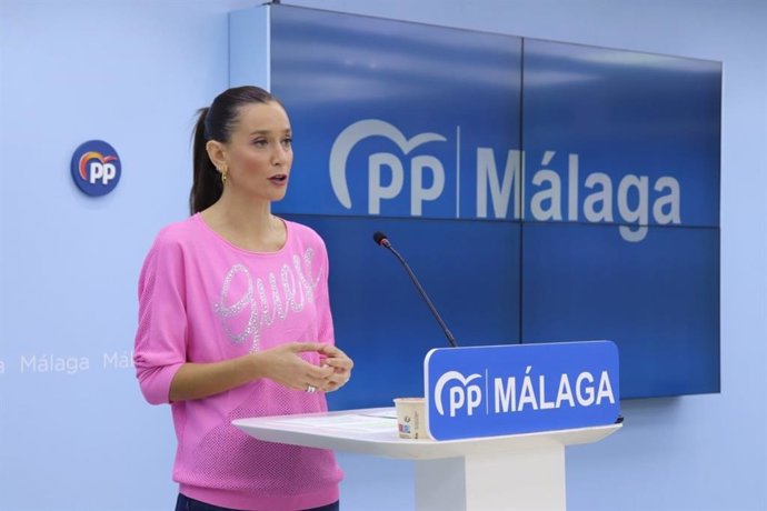 Archivo - La portavoz del PP de Málaga, Elisa Pérez de Siles, en rueda de prensa.