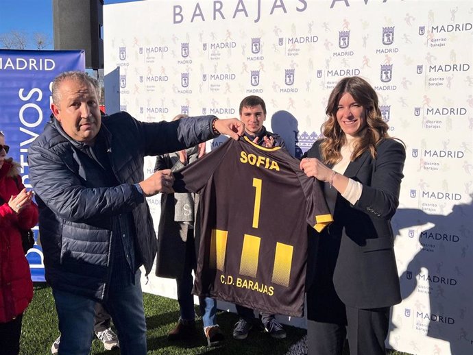 La concejala de Deportes del Ayuntamiento de Madrid, Sofía Miranda, inaugura el nuevo césped artificial del campo de fútbol del CD Barajas con el Torneo de Reyes.