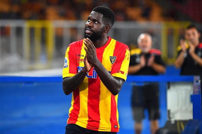 Archivo - 28 August 2022, Italy, Lecce: Lecce's Samuel Umtiti applauds the fans before the Italian Serie A soccer match between US Lecce and Empoli FC at Stadio Via del Mare. Photo: Giovanni Evangelista/LaPresse via ZUMA Press/dpa