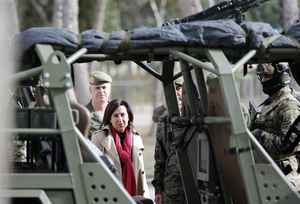 Archivo - La ministra de Defensa, Margarita Robles, a su llegada al Mando de Operaciones Especiales 'Órdenes Militares', a 21 de noviembre de 2022, en Alicante, Comunidad Valenciana (España).